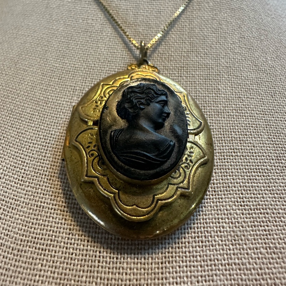 Antique/vintage Gold Metal Locket